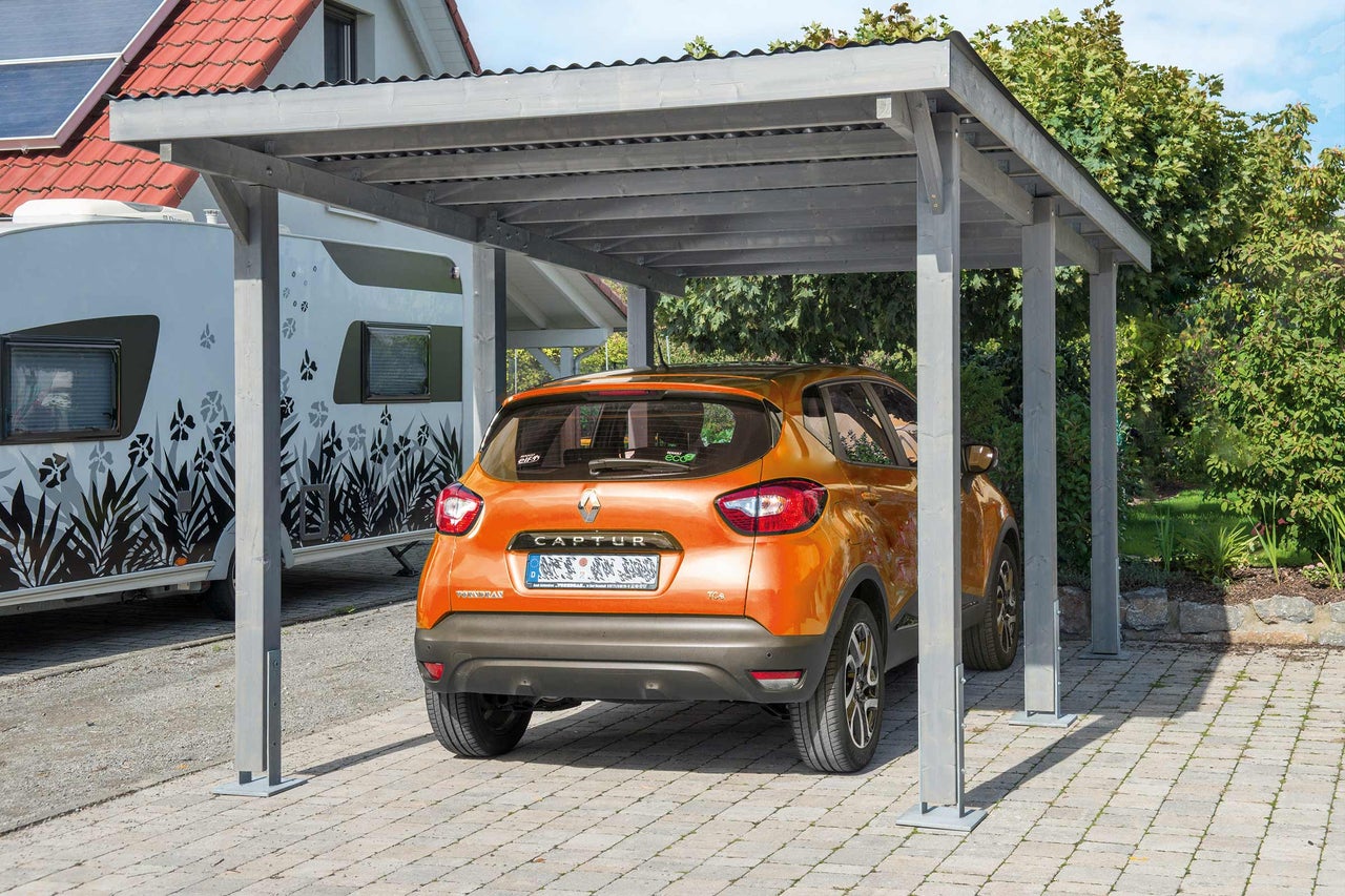 Voiture sous un abri de voiture en bois