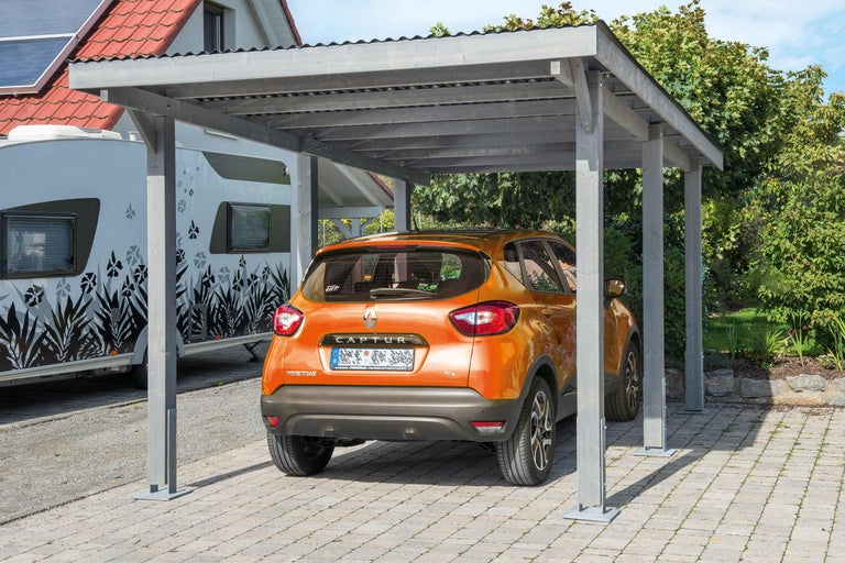 Auto unter einem Carport aus Holz