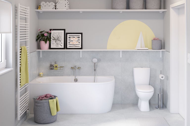 Salle de bains claire avec baignoire, toilettes et sèche-serviettes