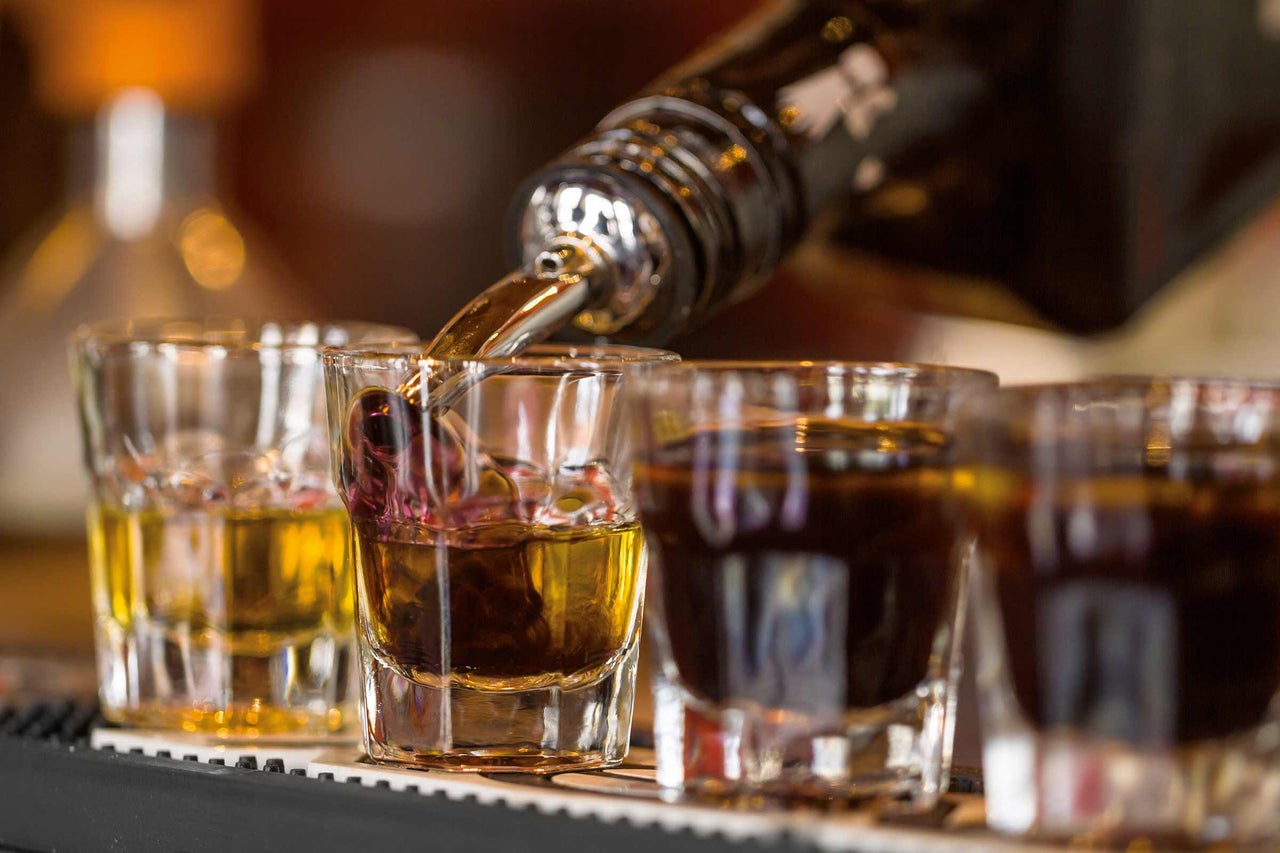 Liqueur versé dans des verres à shot