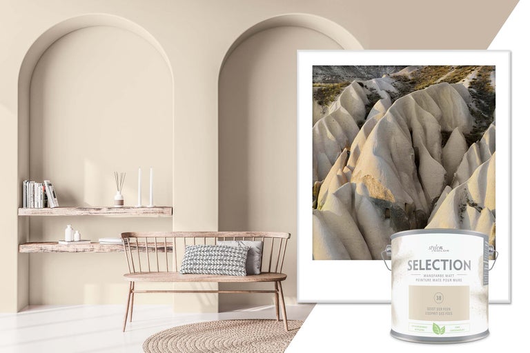 Wohnraum mit Wandfarbe, Sitzbank, Regalen und einem Farbdosenbehälter StyleColor Selection