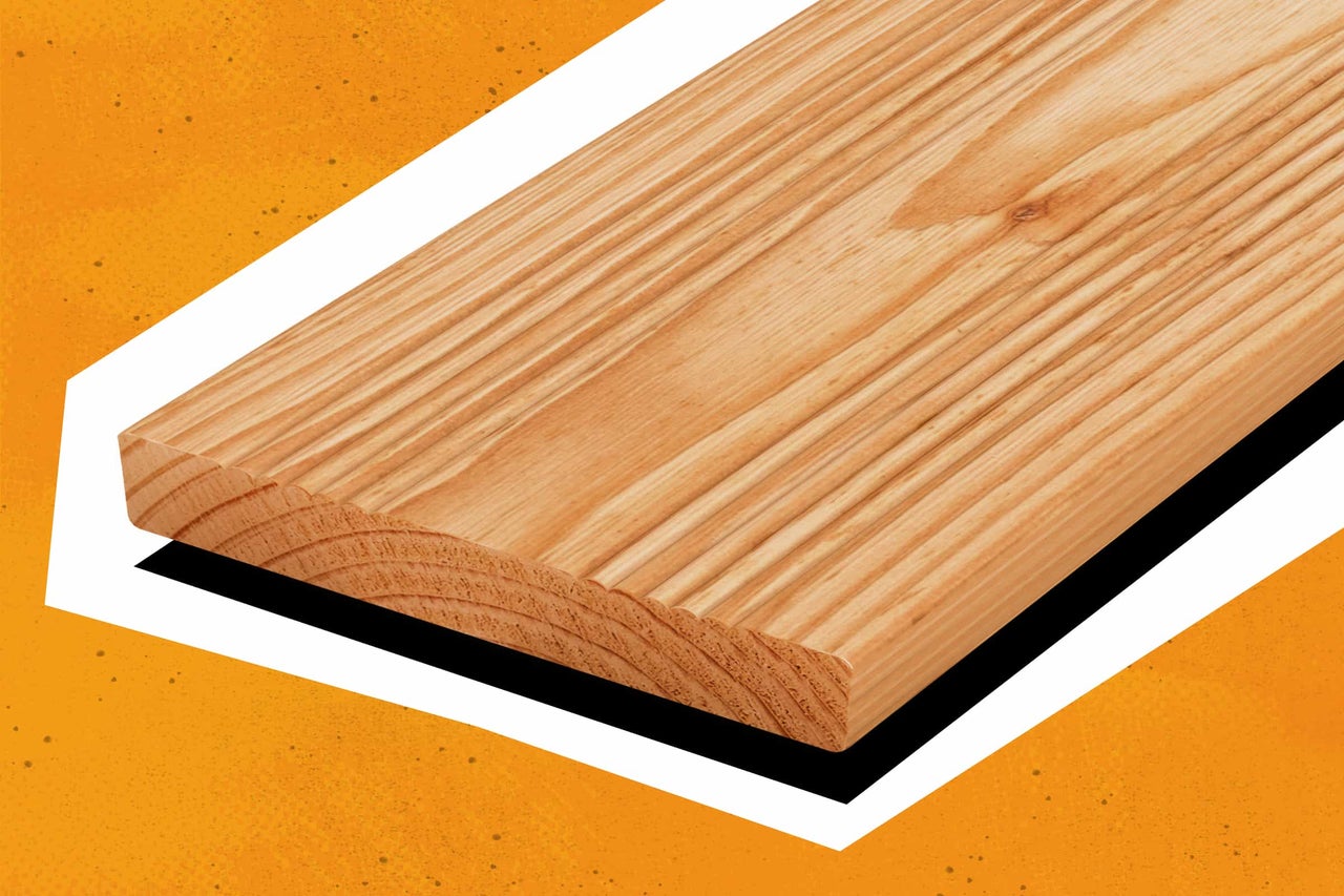 Terrassendiele aus Holz mit geriffelter Oberfläche.