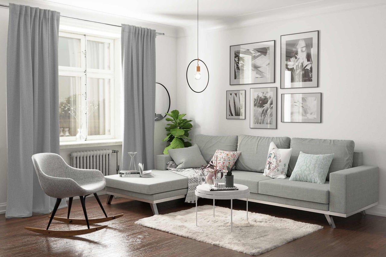 Salon avec canapé gris, rideau gris, suspension et décoration