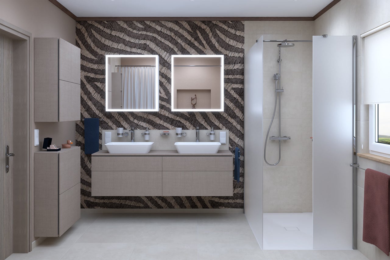 Salle de bain lumineuse avec meuble-lavabo double, miroirs éclairés et cabine de douche