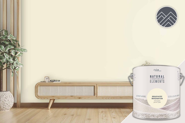 Espace de vie avec peinture à l'argile en jaune clair et pot de peinture