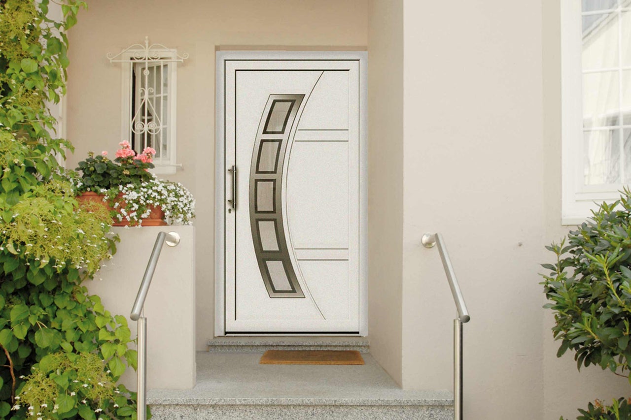 Zone d'entrée d'une maison avec une porte d'entrée moderne avec des inserts en verre
