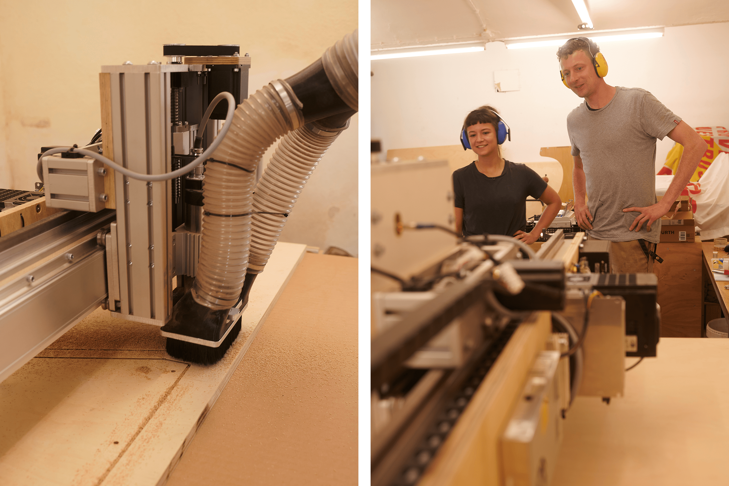 Computergesteuerte CNC-Fräsmaschine bei der Holzbearbeitung. Zwei Personen tragen Ohrenschützer.