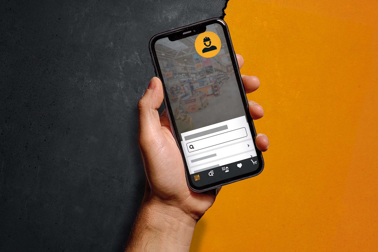 Une main tient un smartphone avec l'application Hornbach.