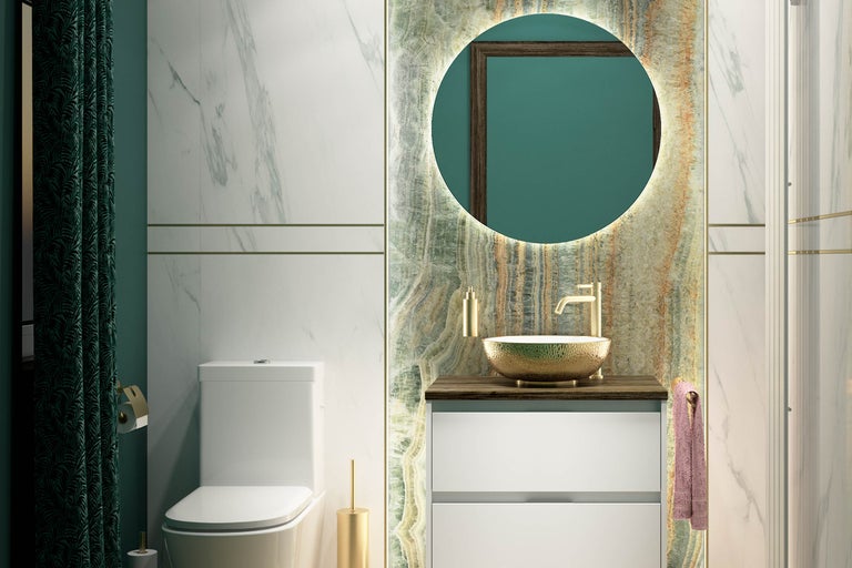 Salle de bains avec WC, meuble-lavabo avec miroir rond et décoration