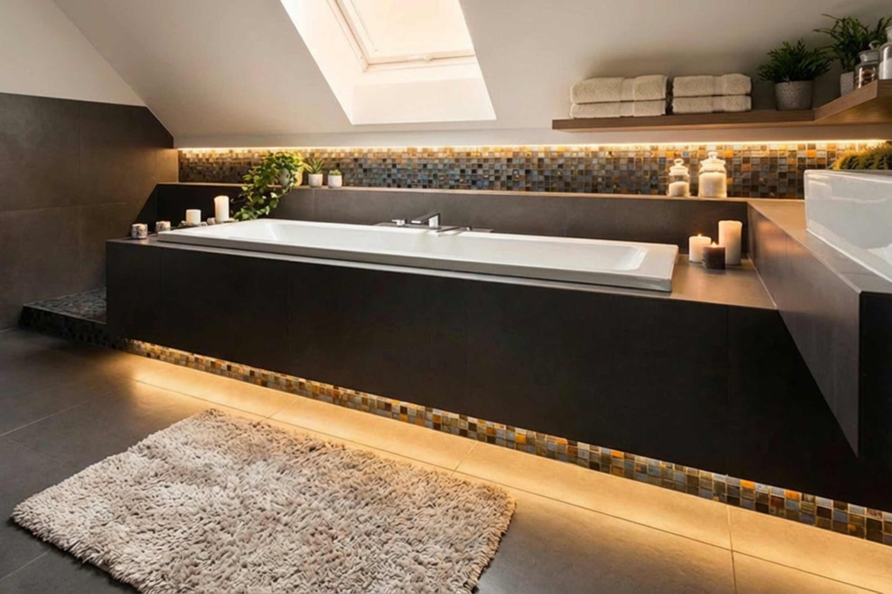 Salle de bain avec baignoire, carreaux de mosaïque et tapis