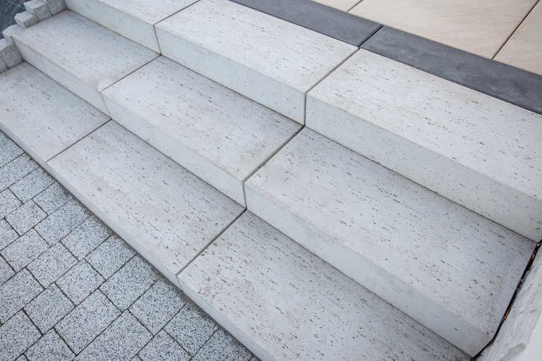 Escalier extérieur en blocs de pierre