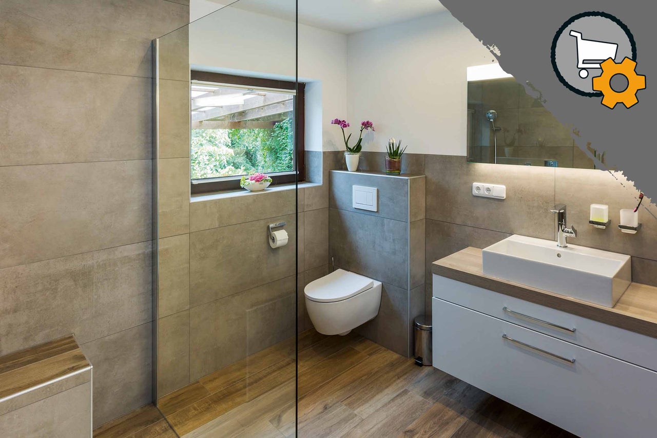 Salle de bains moderne avec douche à l'italienne, WC suspendu et meuble-lavabo