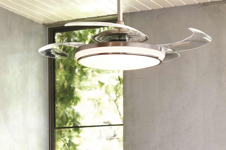 Ventilateur de plafond avec éclairage et pales transparentes.