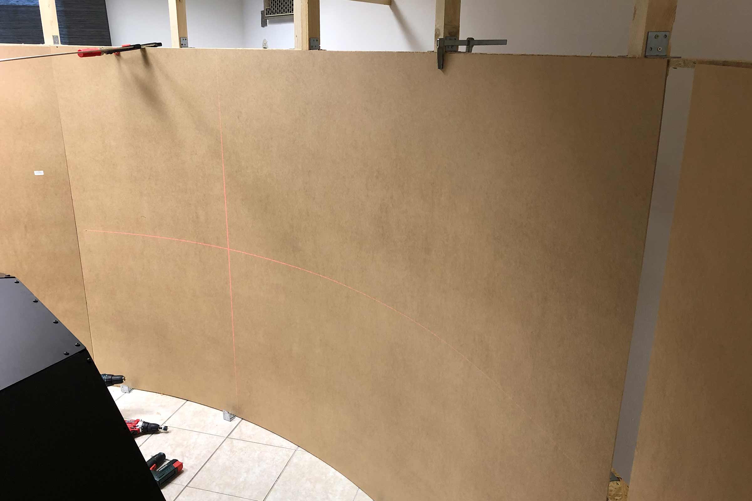 Aménagement intérieur avec panneaux de bois et outils