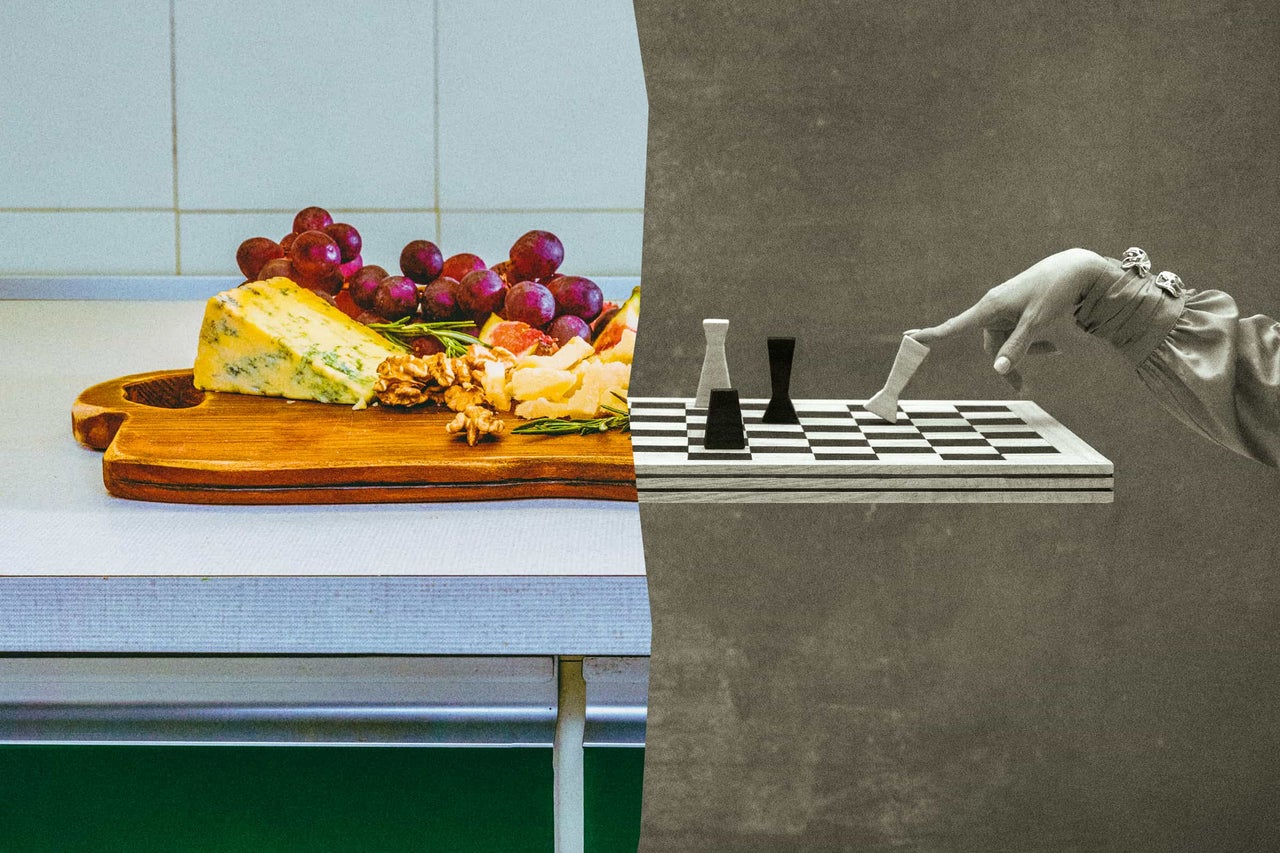 Geteiltes Bild: Servierbrett mit Käse und Obst links, Hand bewegt eine Figur auf einem Schachbrett rechts.