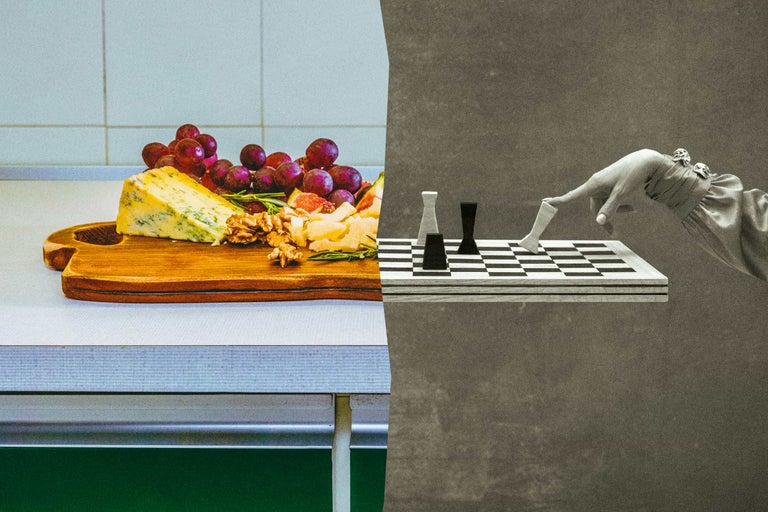 Image divisée : planche de service avec fromage et fruits à gauche, main déplaçant une pièce d'échecs à droite.