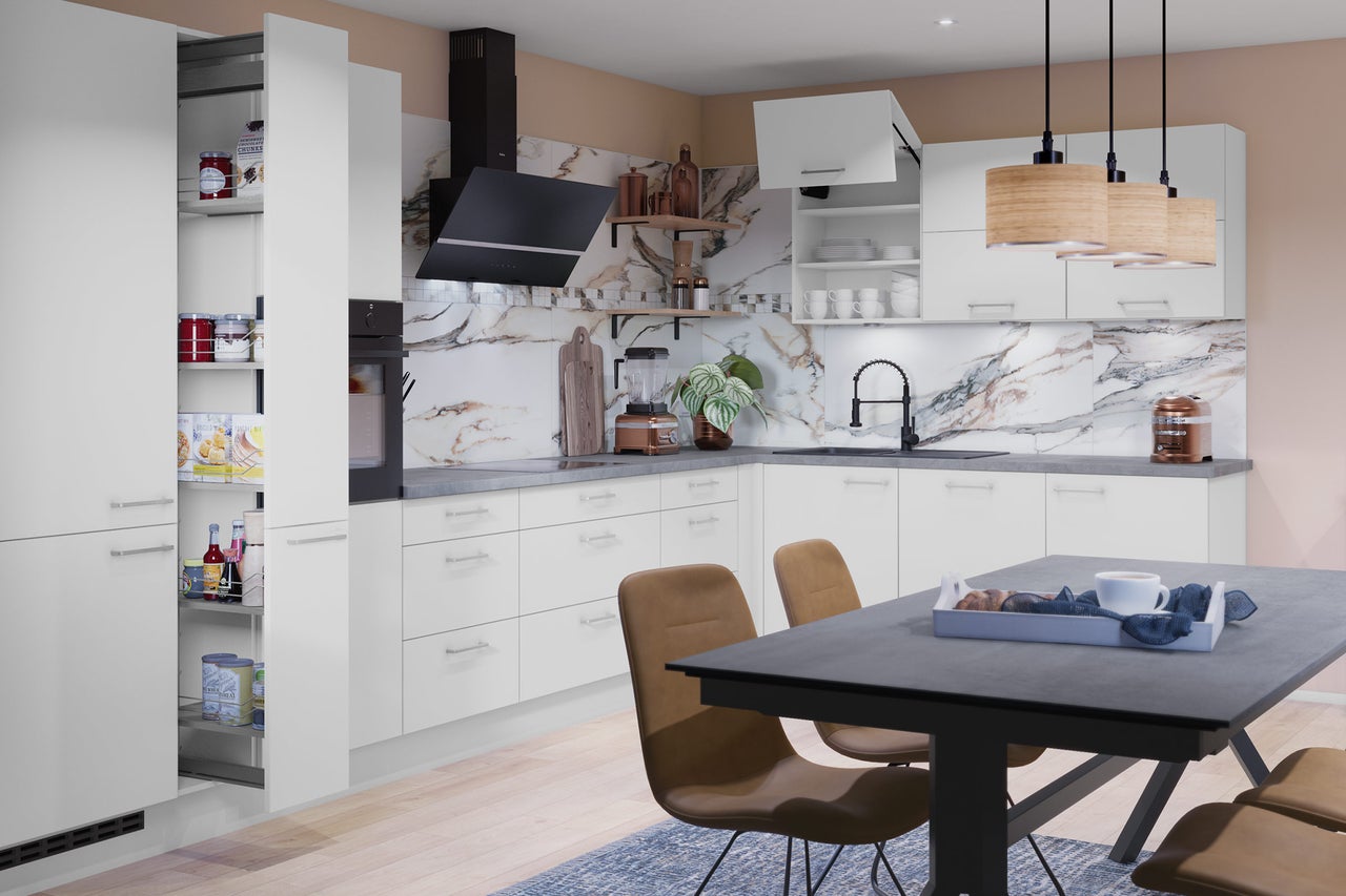 Cuisine moderne avec armoires blanches, table à manger et chaises