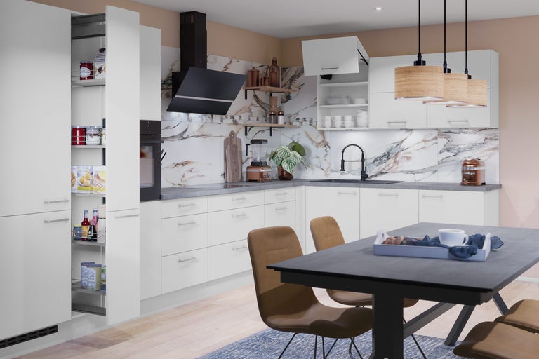 Moderne Küche mit weißen Schränken, Esstisch und Stühlen