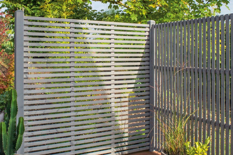 Scène de jardin avec clôture en bois horizontale et verticale
