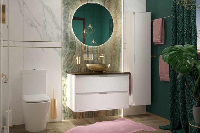 Salle de bains moderne avec toilettes, meuble sous-lavabo, miroir et armoire haute