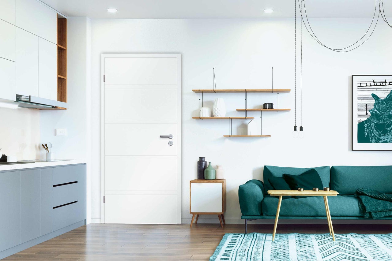 Intérieur avec salon, cuisine et porte intérieure blanche
