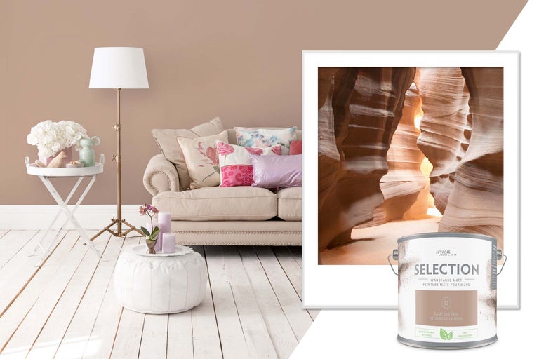 Wohnzimmer mit Sofa, Stehlampe, Beistelltisch, Hocker, Bild und Dose Wandfarbe