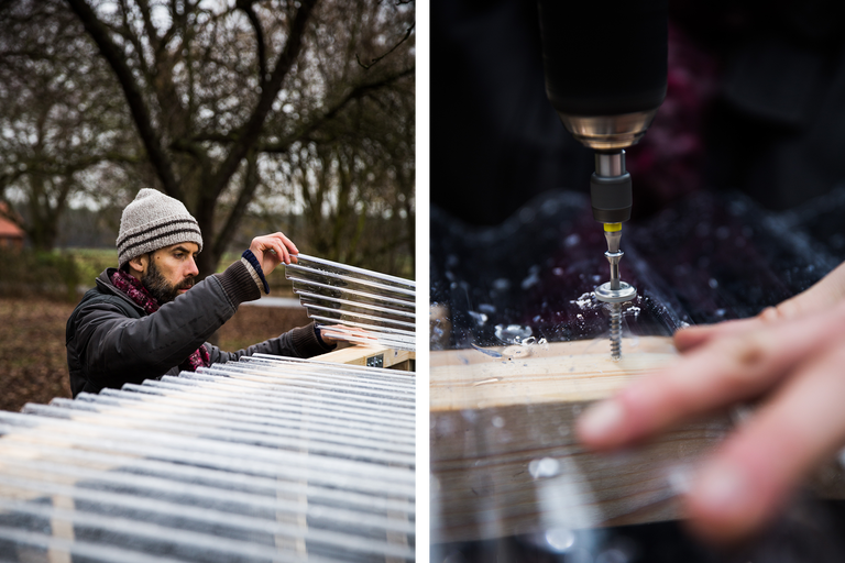 Mann montiert Wellplatten mit einem Akkubohrschrauber auf einem Holzrahmen