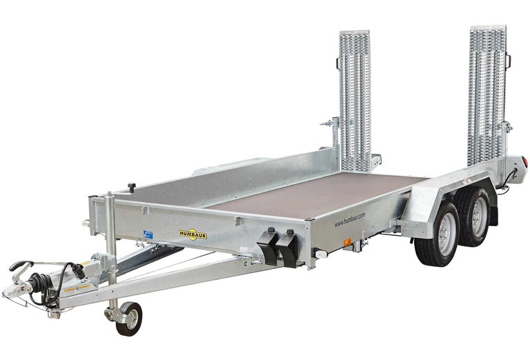 Humbaur Anhänger mit zwei Achsen und Auffahrrampen