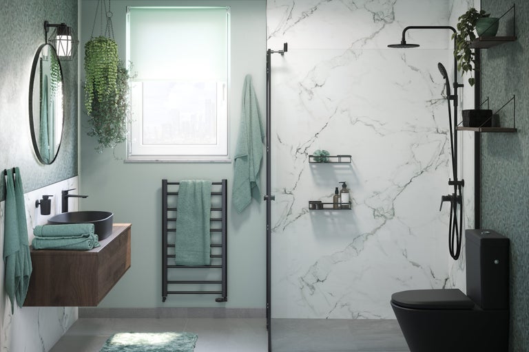 Badezimmer mit Waschbecken, Spiegel, Handtuchwärmer, Dusche und Toilette.