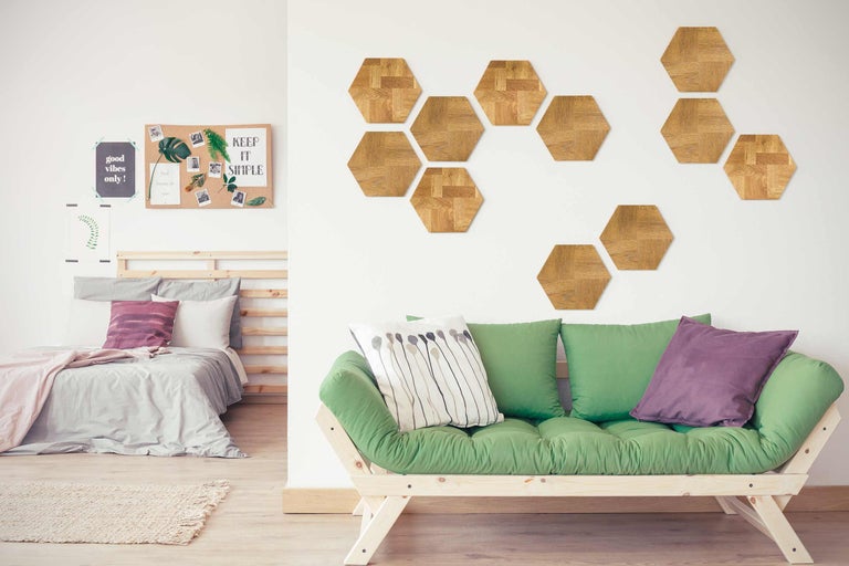 Helles Zimmer mit Bett, Futon und sechseckigen Wandfliesen aus Holz