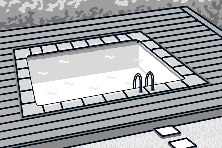 Schwimmbad mit Holzdeck und Leiter