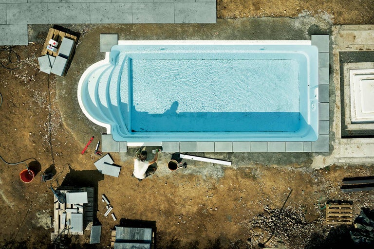 Construire soi-même une bordure de piscine