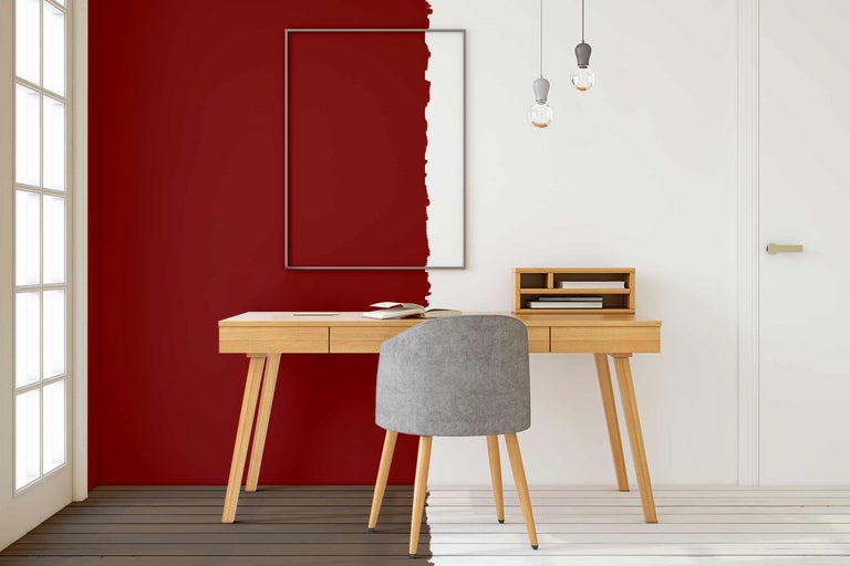 Helles Arbeitszimmer mit Schreibtisch, Stuhl und Wanddeko