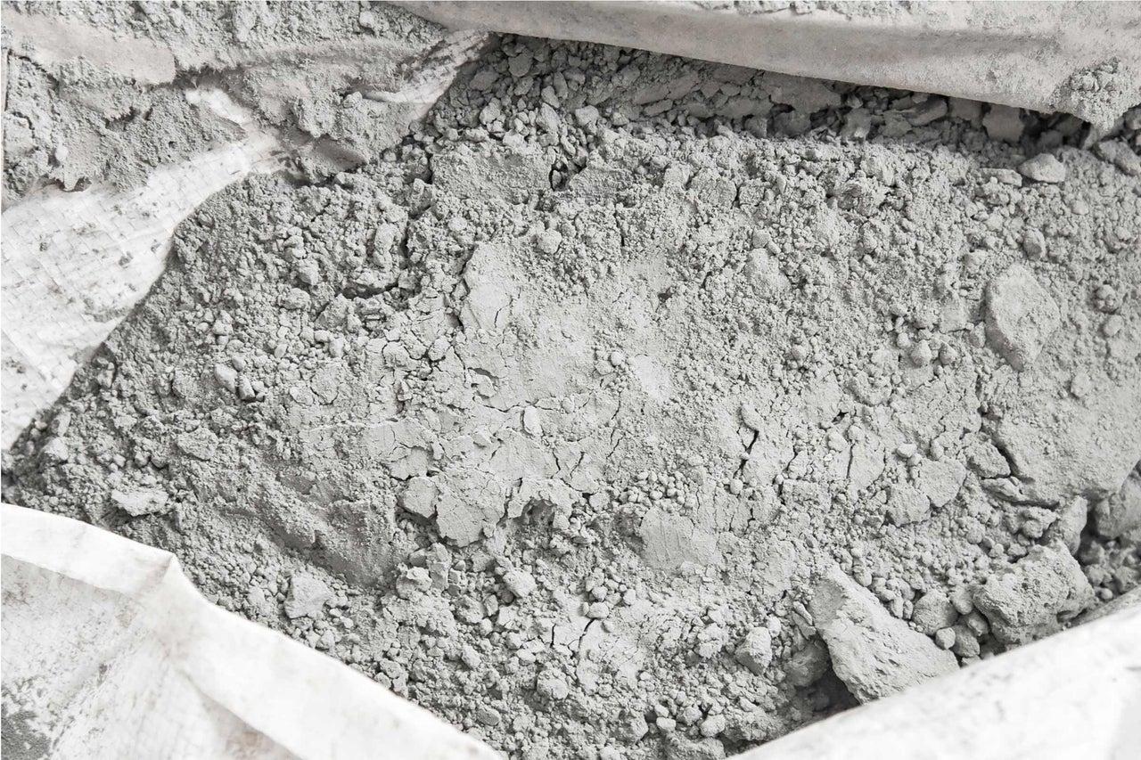 Gros plan de poudre de ciment dans un sac