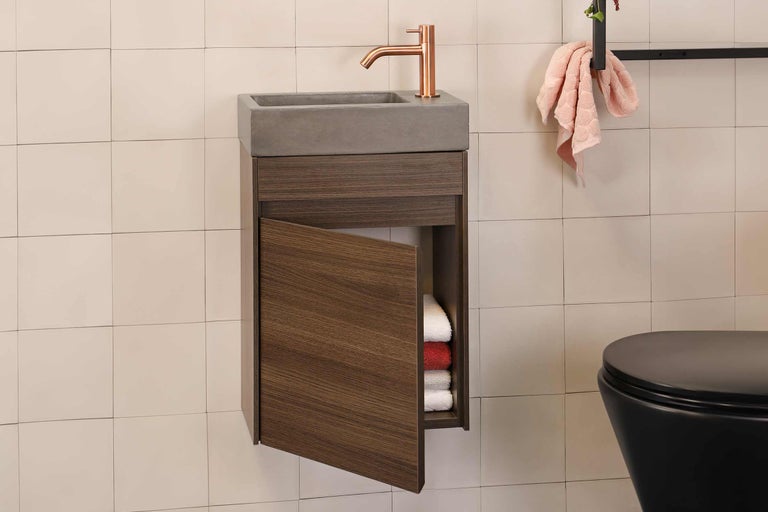 Meuble-lavabo avec meuble bas en bois ouvert, vasque en béton et robinet