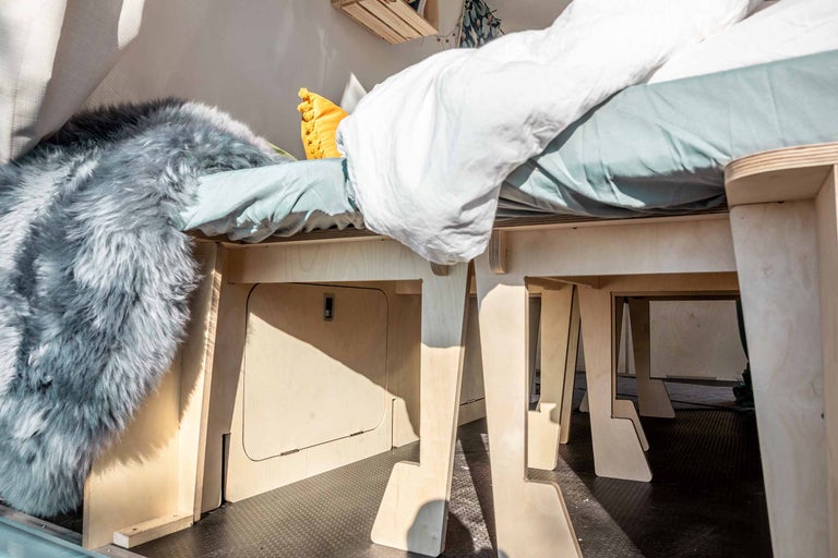Innenausbau eines Transporters mit Bettgestell aus Holz