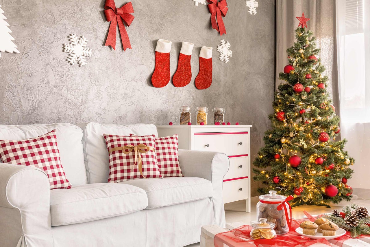 Salon décoré pour Noël avec canapé, sapin de Noël et décorations
