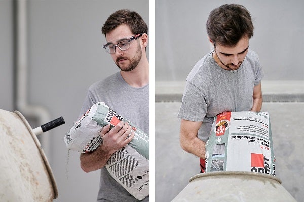 Un homme verse du béton dans une bétonnière