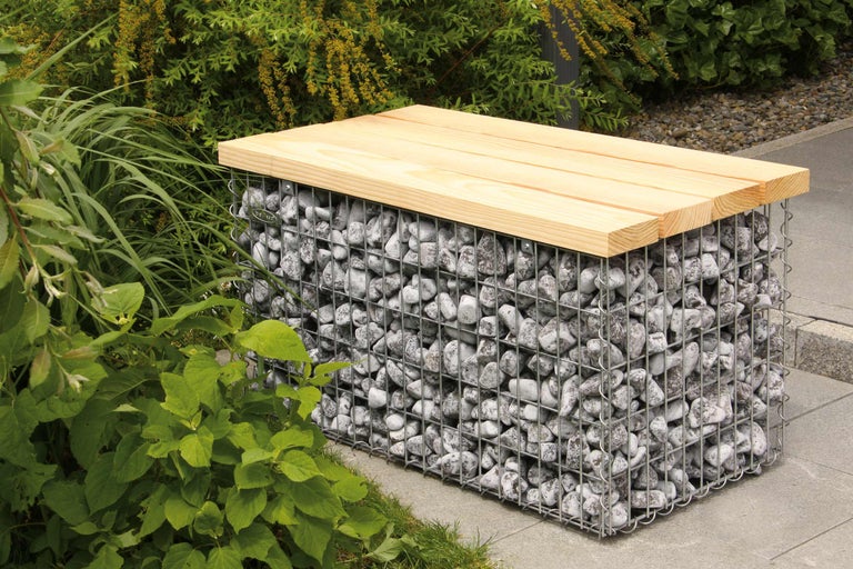 Banc en gabion avec assise en bois dans le jardin