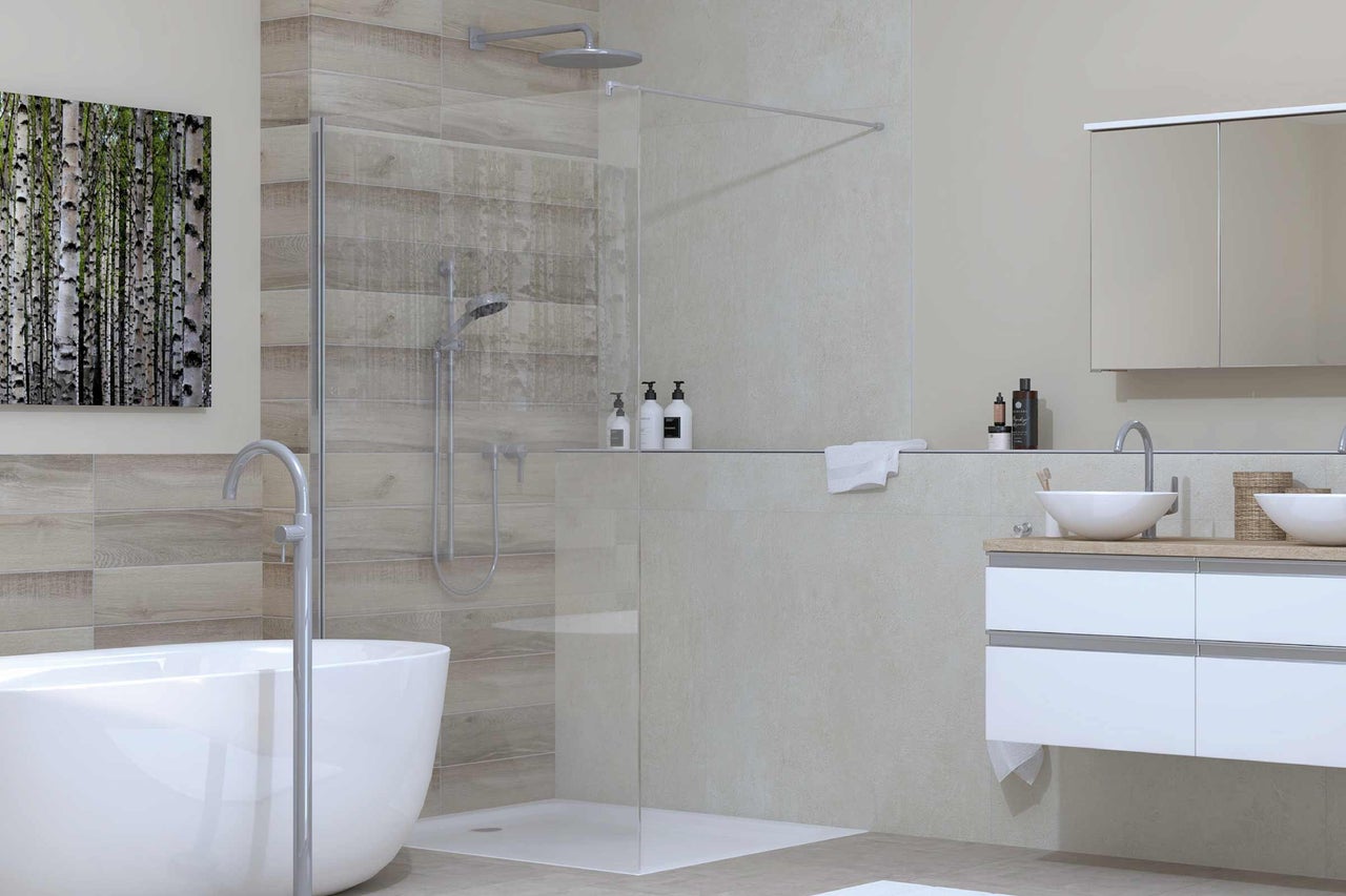 Badezimmer mit Badewanne, Dusche und Waschtisch