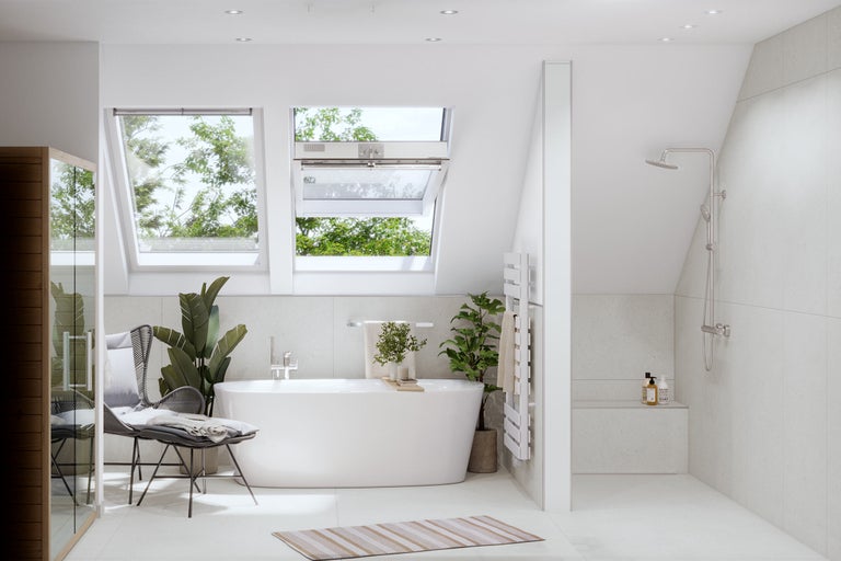 Salle de bain lumineuse avec baignoire, fenêtres de toit, douche et siège