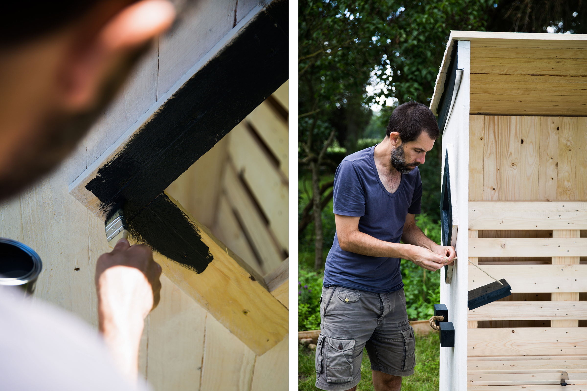 Ein Mann streicht ein Holzgebäude mit schwarzer Farbe und befestigt einen Riegel.