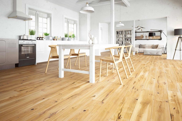 Cuisine moderne et lumineuse avec parquet, table à manger et chaises