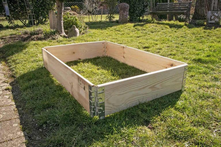 Carré potager en bois sur pelouse