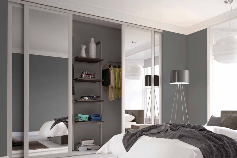 Schlafzimmer mit Kleiderschrank inklusive Schiebetüren und Regalen