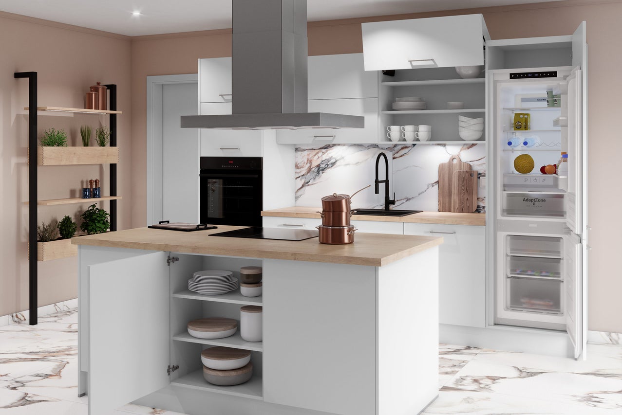 Cuisine moderne avec îlot de cuisson, évier, cuisinière, hotte aspirante et réfrigérateur