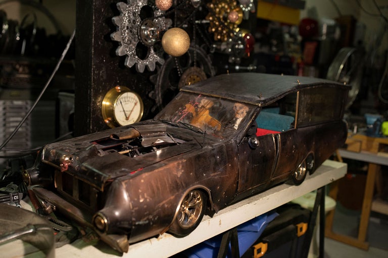 Steampunk-Modell eines Leichenwagens auf einem Tisch