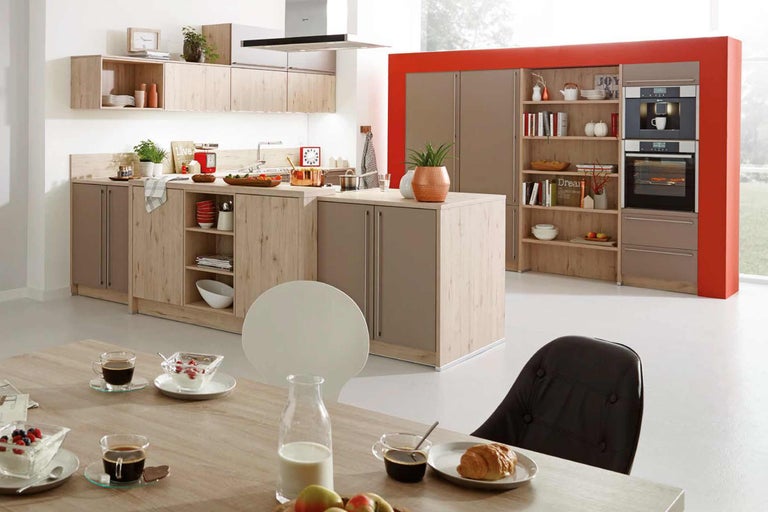 Helle und moderne Küche mit Kochinsel, Einbauschränken, Regalen und Esstisch.