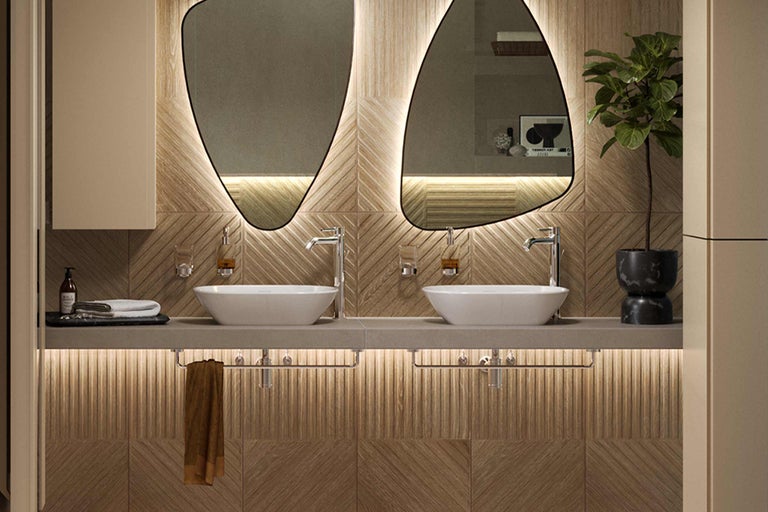 Salle de bain avec double vasque, miroirs et lambris en bois
