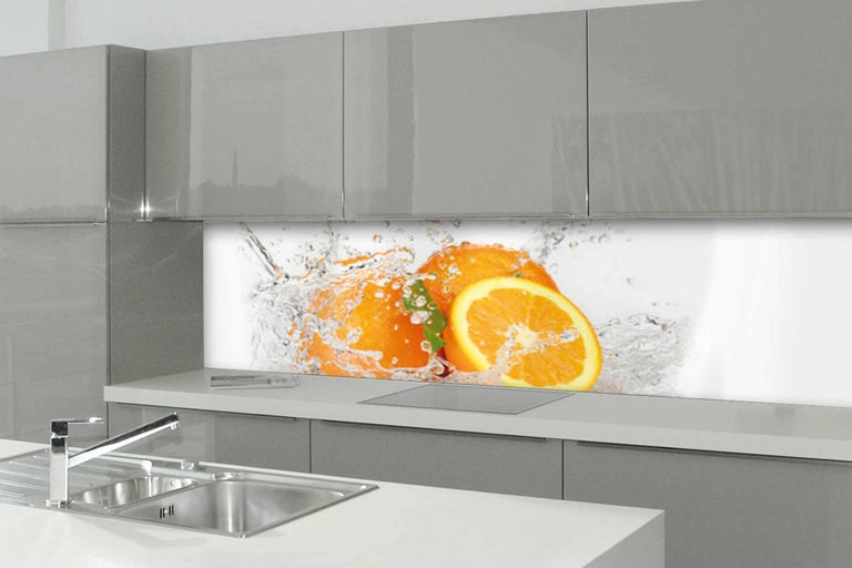 Crédence de cuisine avec motif d'oranges dans une cuisine moderne